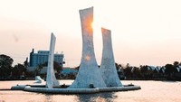 Setelah dari pantai, kalian bisa coba datengin Danau Monumen. Di Danau Monumen kalian bisa menemukan monumen bersejarah tentang pendirian kawasan Ancol Taman Impian. (dok Humas Ancol)