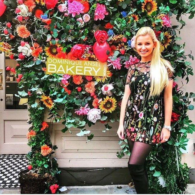 Amy pertama kali masuk ke kontes ketika dia berusia 21, dengan cepat jatuh cinta dengan ajang kecantikan. “Musim itu saya melakukan lima kontes dalam tiga bulan!” Kata Amy dalam sebuah wawancara dengan Dazzling Beauty. (Foto: Instagram/@amyhartxo)