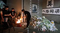 Sejumlah warga Hong Kong berkumpul untuk memberikan penghormatan di lokasi jatuhnya seorang demonstran saat melakukan aksi unjuk rasa memprotes RUU ekstradisi beberapa waktu lalu. Athit Perawongmetha/Reuters.