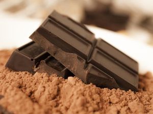 Ngemil Dark Chocolate Bisa Redakan Galau? Ini Faktanya