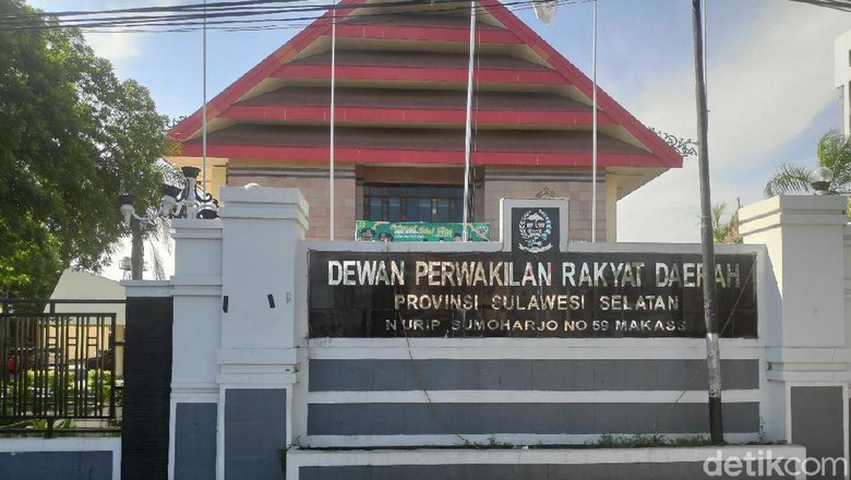 Ketua DPRD Sulsel Ingin Pin Emas Legislator Dibatalkan Ketua DPRD Sulsel Ingin Pin Emas Legislator Dibatalkan