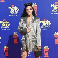 Menghadiri MTV Movie & TV Awards 2019, Tessa Thompson hanya membungkus tubuhnya dengan dress bergaya oversized blazer perak yang mengilap dari Thom Browne. Belahan dada yang rendah semakin mempertegas kesan seksi. (Foto: Getty Images)