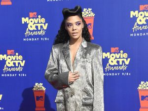 Pakai Blazer Tanpa Celana, Tessa Thompson Curi Atensi di MTV Movie Awards