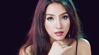 Dokter wanita bernama Nang Mwe San (28) yang sudah empat tahun menjadi dokter umum ini dicabut izin praktiknya karena foto-foto seksi dan vulgar yang dipostingnya via media sosial, salah satunya Facebook. Foto: Facebook/Nang Mwe San Page via Channel News Asia