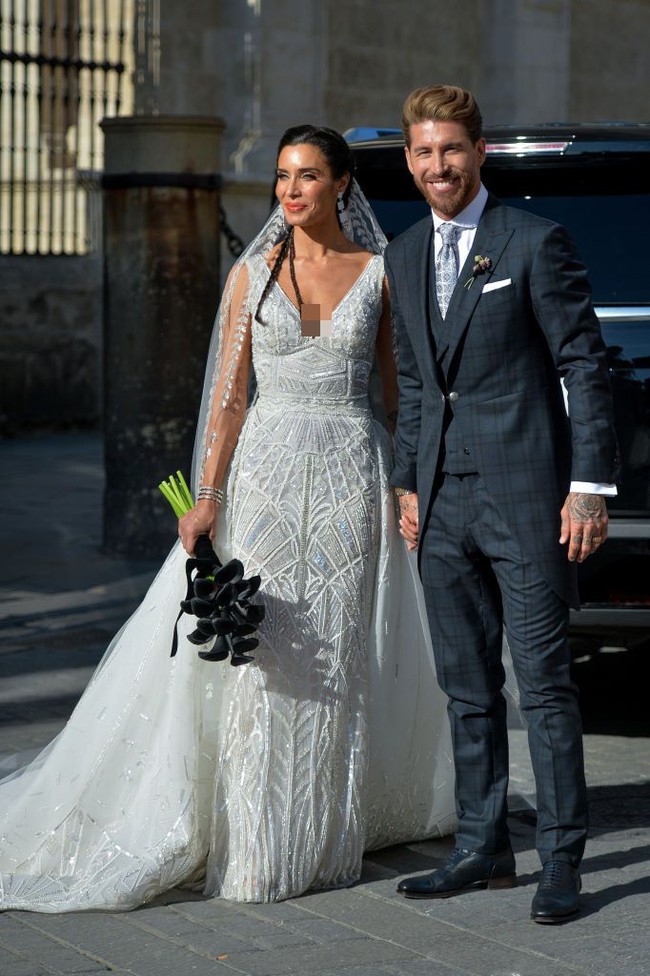 Gaun pengantin dengan taburan payet dan penuh aksen bordir dirancang oleh desainer asal Lebanon, Zuhair Murad. Tak hanya glamor, wanita 41 tahun ini juga tampil seksi dengan garis leher V-neck berpotongan rendah. Foto: Aitor Alcalde/Getty Images