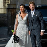 Gaun pengantin dengan taburan payet dan penuh aksen bordir dirancang oleh desainer asal Lebanon, Zuhair Murad. Tak hanya glamor, wanita 41 tahun ini juga tampil seksi dengan garis leher V-neck berpotongan rendah. Foto: Aitor Alcalde/Getty Images