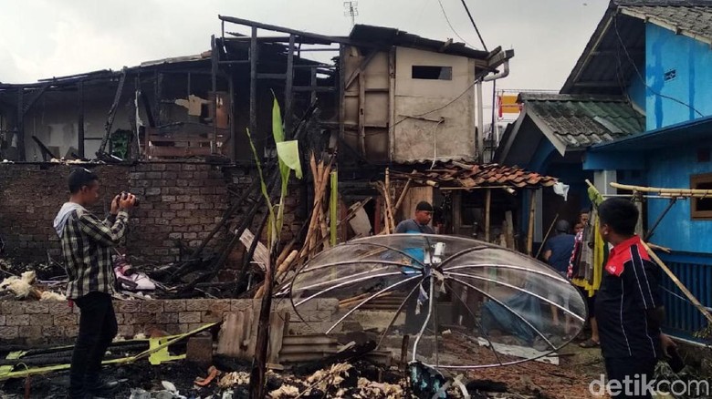 Api Hanguskan 3 Rumah dan 3 Motor di Sukabumi Api Hanguskan 3 Rumah dan 3 Motor di Sukabumi