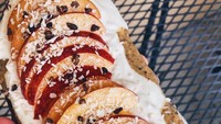 Penyuka buah bisa menambahkan irisan apel  di atas roti panggang beroles cream cheese. Yummy! Foto : Instagram @norished_erika