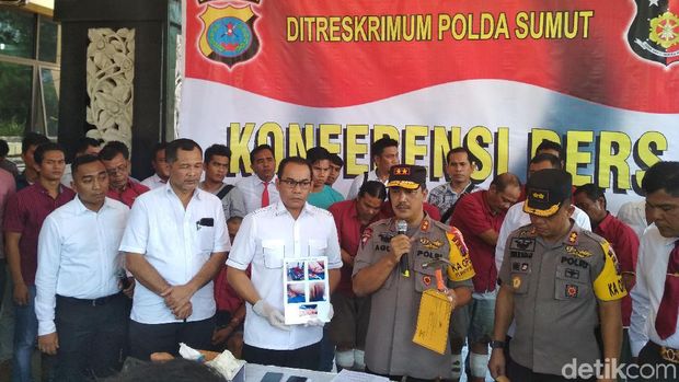 Kapolda Sumut Irjen Agus Andrianto didampingi Dirreskrimum Polda Sumut Kombes Andi Rian Djajadi saat rilis pengungkapan kasus penganiayaan pensiunan polisi dan keluarganya di Mapolda Sumut, Senin (17/6/2019).