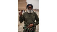  Warga setempat, katanya, sangat ramah dan senang untuk mengirim foto bagi dia. Bahkan tentara pun demikian (Christian Lindgren/CNN)