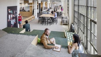 Dalam mendesain kantor ini, Airbnb menerapkan konsep terbuka. Foto: Office Snapshot