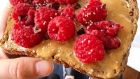 Yang paling enak dan populer, roti panggang oles selai kacang dengan taburan raspberry. Foto : Instagram @salbachia