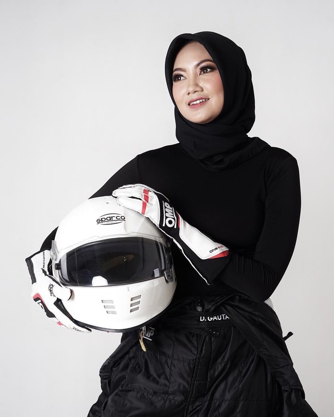 Tapi ternyata setelah berhijab masih bisa balapan, masih bisa review mobil. Malah semakin banyak orang yang meng-appreciate aku sebagai seorang pembalap tapi berhijab. Aku juga sering diundang ke acara, kata Diandra saat ditemui Wolipop Februari lalu. Foto: Instagram @diandragautama