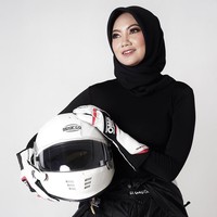 Tapi ternyata setelah berhijab masih bisa balapan, masih bisa review mobil. Malah semakin banyak orang yang meng-appreciate aku sebagai seorang pembalap tapi berhijab. Aku juga sering diundang ke acara, kata Diandra saat ditemui Wolipop Februari lalu. Foto: Instagram @diandragautama