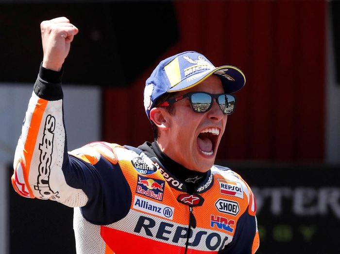 Marc Marquez membela Jorge Lorenzo atas kecelakaan beruntun di MotoGP Catalunya (Albert Gea/REUTERS) Marc Marquez membela Jorge Lorenzo atas kecelakaan beruntun di MotoGP Catalunya (Albert Gea/REUTERS)