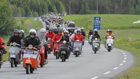 Pengendara vespa memulai konvoi di acara Vespa World Days 2019 di Hungaria pada 6-9 Juni 2019. Sediktinya ada kurang lebih 3.000 unit Vespa berkumpul dari Ratusan klub Vespa menghadiri acara tersebut.