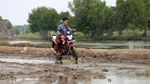 Potret Perjuangan Warga Muara Gembong Lintasi Jalan Rusak