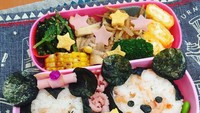 Selain dijadikan isi, lauk onigiri juga bisa dicampur langsung pada nasi agar gurih. Bento bentuk Micky Mouse ini dibuat dengan tambahan nori. Foto : instagram @k.bento