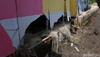 Selama 10 tahun abrasi menggerus wilayah tempat tinggal Firman, ia mengaku tak ada penanganan berarti dari pemerintah daerah. Abrasi pun perlahan tapi pasti merusak bangunan rumah warga sekitar.