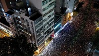 Demonstran yang didominasi anak muda itu menduduki ruas jalan raya utama di luar Gedung Parlemen Hong Kong dan beberapa ruas jalan lainnya. Athit Perawongmetha/Reuters.