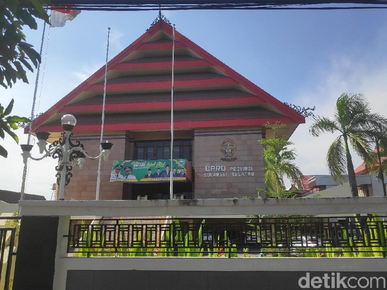 DPRD Sebut Stafsus Gubernur Sulsel Mulai Tak Digaji Pakai APBD Bulan Depan DPRD Sebut Stafsus Gubernur Sulsel Mulai Tak Digaji Pakai APBD Bulan Depan