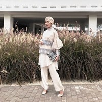 Ini gaya hijab wanita yang pernah menjadi mentor tim Indonesia di Nissan GT Academy 2016 saat menghadiri acara fashion show Sapto Djojokartiko. Diandra pun tampil anggun dengan gaya hijab turban yang dikenakannya. Foto: Instagram @diandragautama