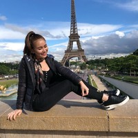 Ayu Tingting memamerkan foto dirinya berpose di Paris dengan latar belakang Menara Eiffel. Ayu terlihat bergaya memakai scarf Gucci berharga Rp 6 jutaan. Dia memadukan scarf tersebut dengan busana serba hitam termasuk sneakers hitam dari brand Hermes seharga Rp 12 jutaan sebagai alas kakinya. Foto: Instagram @ayutingting92