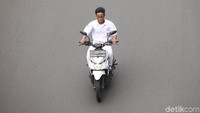 Seorang siswa terlihat tak mengenakan helm.
