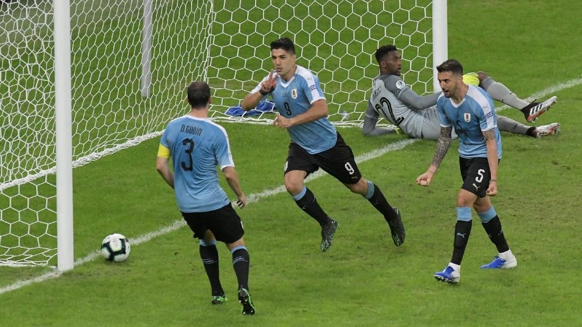 Luis Suarez merayakan gol ke gawang Ekuador. Timnas Uruguay memulai Copa America dengan kemenangan telak (Reuters/Washington Alves)
