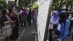 Potret Ortu Siswa Ramai-ramai Daftar PPDB SMA di Bandung