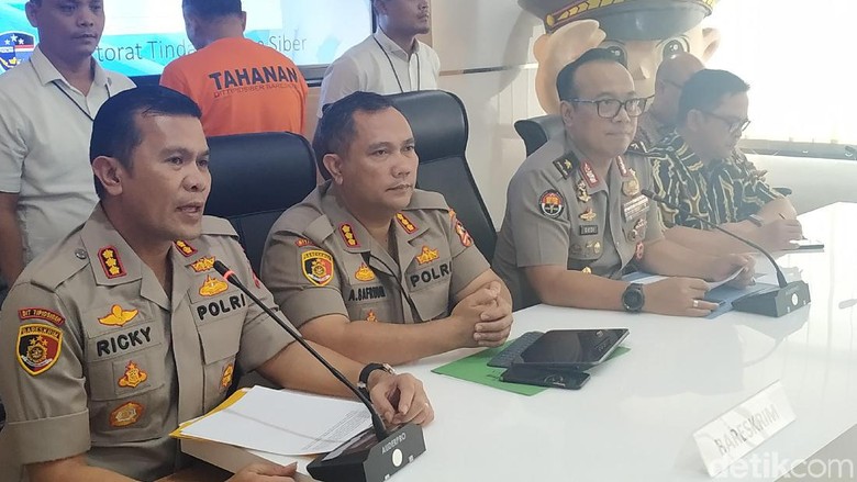 Pembuat Hoax Server KPU Di-setting Menangkan Jokowi Terancam 10 Tahun Bui Pembuat Hoax Server KPU Di-setting Menangkan Jokowi Terancam 10 Tahun Bui