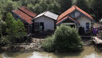 Junaefi pun menambahkan rata-rata satu hingga dua RT sudah hilang akibat terjangan abrasi di sejumlah wilayah tersebut.