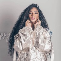 Sosok Shahad Salman tentu bukan model biasa jika dilihat dari penampilannya. Tampil bersama Winnie Harlow, jebolan Americas Next Top Model yang mendunia karena kondisi kulit vitiligo, Shahad memiliki keadaan kulit serupa dengannya. Foto: Instagram @5sunshine1, Vogue Arabia