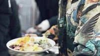 Dalam sebuah acara. Hae Jin sedang memegang seporsi piring makanan.  Foto: Istimewa