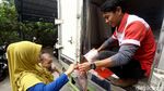 Antusias Warga Berburu Sembako Murah di Rusun Tambora