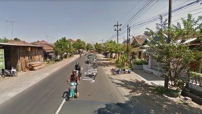 Momen Pemotor Jatuh Terpelanting saat Main HP