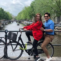 Berpose naik sepeda dengan latar belakang kanal wajib dilakukan saat di Amsterdam. Ayu Tingting pun melakukannya dengan ditemani seorang temannya. Bergaya naik sepeda, Ayu terlihat memakai sweater merah dari Balenciaga dan sneakers Hermes. Foto: Instagram @ayutingting92