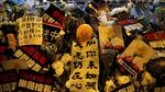Potret Warga Hong Kong Beri Penghormatan untuk Pendemo yang Tewas