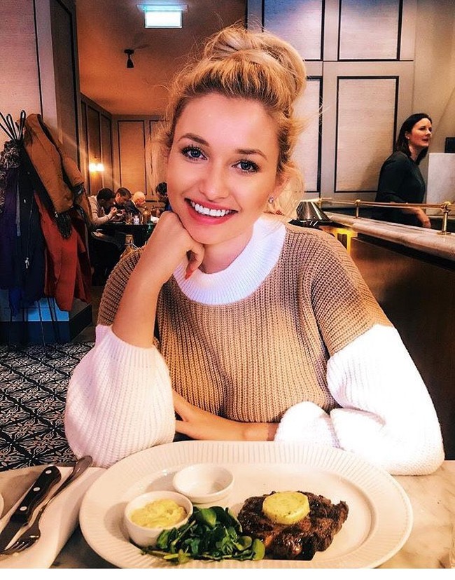 1. Kenalan dengan Amy Hart, bintang televisi di acara reality show Love Island yang mencuri atensi karena parasnya yang menawan. (Foto: Instagram/@amyhartxo)