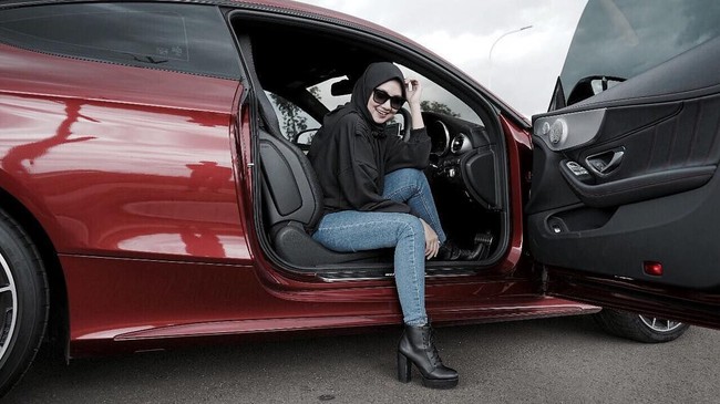 Meskipun banyak yang patah hati karena ditinggal nikah, tak sedikit netizen pun berdoa yang terbaik untuk kebahagiaan pembalap yang pernah meraih juara umum di ISSOM (Indonesian Sentul series of Motorsport) tahun 2013 ini. Foto: Instagram @diandragautama