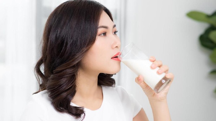 Segelas susu hangat bisa membantu tidur lebih nyenyak. (Foto: iStock) Segelas susu hangat bisa membantu tidur lebih nyenyak. (Foto: iStock)