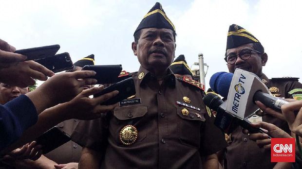 Jaksa Agung M Prasetyo sejak awal ingin jaksa-jaksa yang terjaring OTT KPK ditangani pihaknya saja.