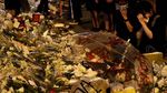Potret Warga Hong Kong Beri Penghormatan untuk Pendemo yang Tewas
