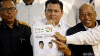 Tim hukum Jokowi-Maruf Amin menunjukkan dokumen perbaikan keterangan pihak terkait perihal sidang PHPU Mahkamah Konstitusi Tahun 2019.