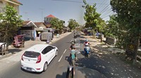 Pemotor terlihat mulai mengeluarkan HP-nya. Foto: Google