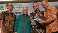 Direktur PT J Resources Asia Pasific Tbk William Surnata (dari kanan) berbincang dengan Direktur Edi Permadi, Direktur Budikwanto Kuesar, dan Vice President Eksplorasi Adi Maryono, usai menerbitkan obligasi perseroan, di Jakarta, Senin (17/6/2019).