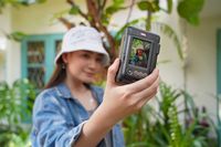 Patricia Devina (Instaxgrapher) memperagakan cara selfie dengan Instax Mini LiPlay Elegant Black.