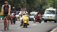 Masih kurangnya kesadaran berlalu lintas membuat sejumlah orang tua masih tak memakaikan helm kepada anaknya. Bahkan ada pula orang tua dan anak yang kompak tak pakai helm. Siswa ini juga nampak menggunakan motornya tanpa pakai helm.