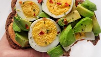 Topping potongan alpukat  bikin roti panggang creamy enak. Apalagi ditambah iris telur rebus yang bikin nutrisinya makin komplet. Foto : Instagram @healthfulbytes