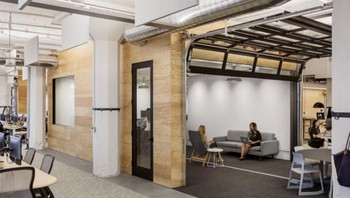  Airbnb didirikan Brian Chesky yang juga CEO bersama kedua temannya, Joe Gebbia dan Nathan Blecharczyk. Foto: Office Snapshot